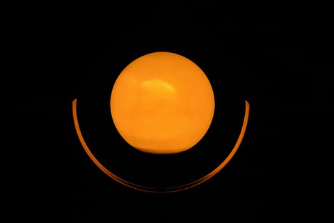 lámpara, iluminación, ligero, infierno, color naranja, noche, nadie, Luna, astronomía, al aire libre, circulo, forma geometrica, fondo negro, adentro, forma, copia espacio, bienestar, de cerca, foto de estudio, iluminado, comida y bebida, comida, alimentación saludable, espacio, amarillo, separar, naranja, eclipse, 5K, CC0, dominio público, libre de derechos