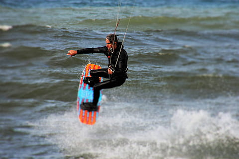 persona che guida il wakeboard, persona, equitazione, wakeboard, uomo, Surf, aquilone, surfer, kite surf, mare, oceano, onda, spruzzo, acqua, muta, maschio, caucasico, una persona, sport, movimento, attività di svago, avventura, natura, sport acquatico, sport estremi, detenzione, uomini, lunghezza intera, stili di vita, uno stile di vita sano, all'aperto, giorno, kiteboarding, 4K, CC0, dominio pubblico, privo di copyright