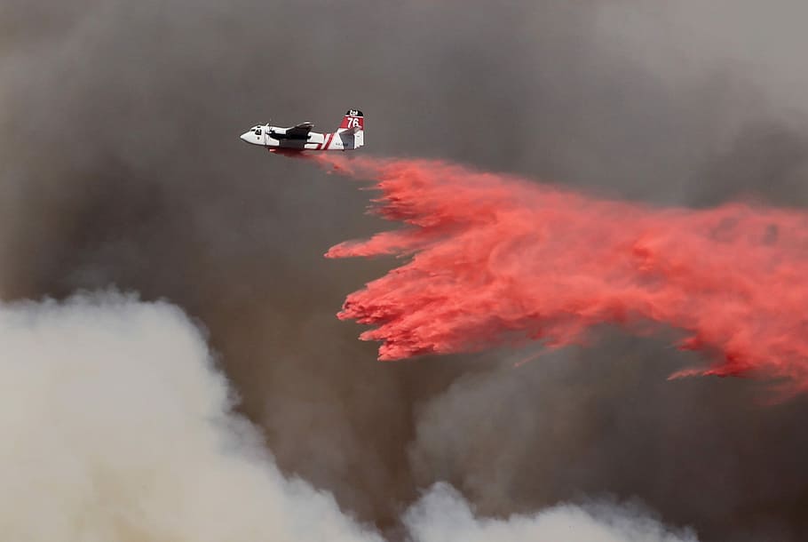 phoscheck drop, -, fjedre brand, (klima, virkelighed), hvid, rød, fly, nedkastning, aske, himmel, Sky, røg, mørk, brandmand, CDF, løbeild, ild, røg - fysisk struktur, transportmidler, transportform, luftfartøj, brand - naturligt fænomen, dag, natur, brænding, bevægelse, flyvende, ulykker og katastrofer, vand, beskæftigelse, advarselsskilt, mennesker, miljøspørgsmål, skilt, forurening, kunstflyvning, 1080P