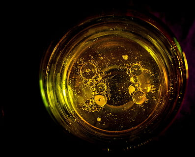 lys, vand, sol, drikke, abstrakt, sløring, lyse, boble, farve, energi, sjovt, glas, guld, væske, bevægelse, olie, afspejling, rund, teknologi, gul, forfriskning, drikkeglas, øl, øl - alkohol, mad og drikke, alkohol, husholdningsudstyr, soda, tæt på, cirkel, ingen mennesker, indendørs, direkte over, geometrisk form, sort baggrund, friskhed, kulsyreholdige, tonic vand, 4K, CC0, offentligt domæne, royaltyfrie