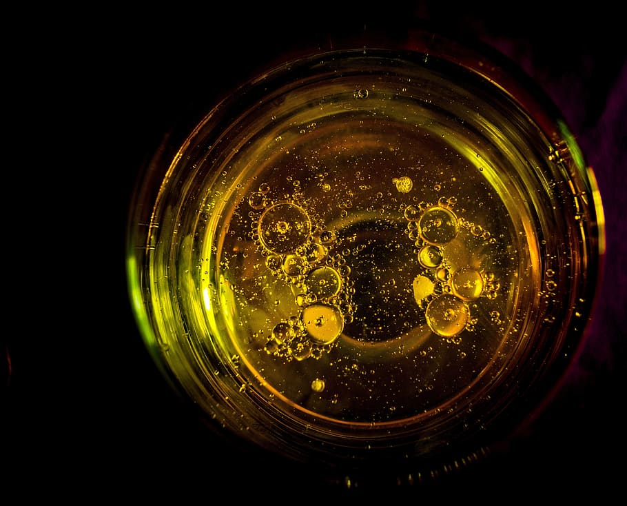 llum, aigua, sol, beure, resum, borrós, brillant, bombolla, color, energia, diversió, vidre, or, líquid, moviment, oli, reflexió, rodó, tecnologia, groc, refresc, copa, cervesa, cervesa - alcohol, menjar i beguda, alcohol, equipament per a la llar, primer pla, cercle, cap gent, a l'interior, directament a sobre, forma geomètrica, fons negre, frescor, carbonatats, Tònica, 4K
