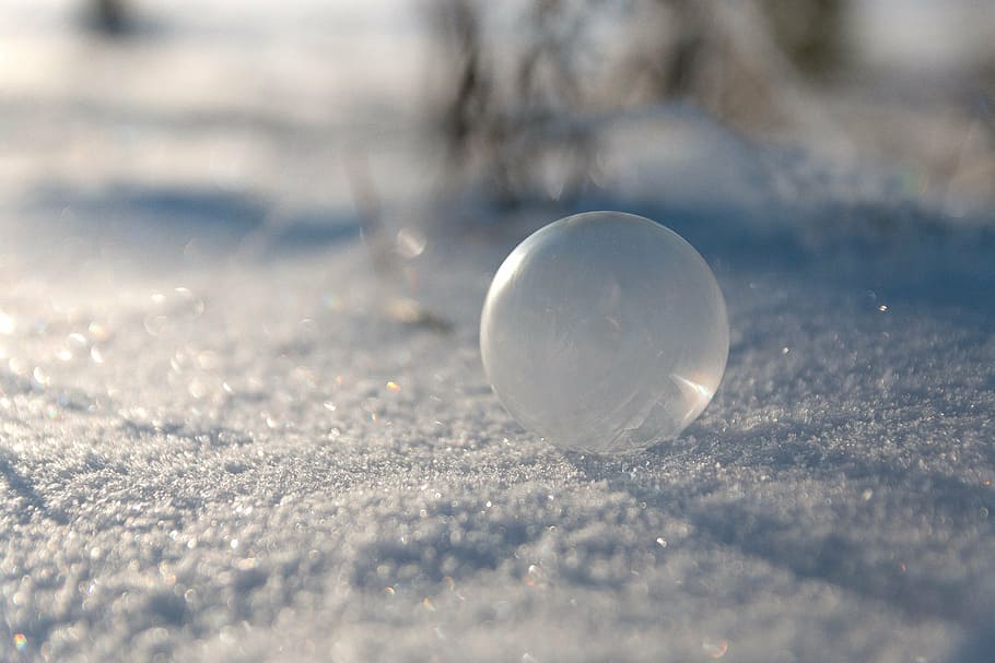 fotografia ad angolo basso, chiaro, ornamento rotondo, inverno, bolla, la neve, avvicinamento, nessuno, temperatura fredda, congelato, giorno, natura, all'aperto, bellezza nella natura, messa a fuoco selettiva, pillola, dose, assistenza sanitaria e medicina, medicina, singolo oggetto, sfera, forma geometrica, Colore bianco, macro, cerchio, capsula, 5K