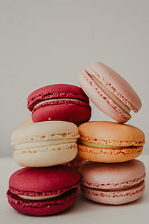 sis macarrons de colors assortits, macarons francesos de colors variats, macaron, pastís, postres, cookie, patissiere, macarró, menjar dolç, indulgència, menjar i beguda, dolç, natura morta, a l'interior, frescor, variació, elecció, menjar, llest per menjar, temptació, fons blanc, tir de l'estudi, primer pla, cap gent, multicolor, menjar poc saludable, menjar francès, 5K, CC0, domini públic, lliure de regalies