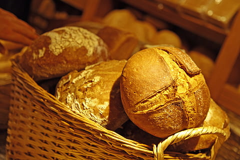 pieczony, chleb, brązowy, kosz wiklinowy, piekarnia, chleb wiejski, jedzenie i picie, jedzenie, kosz, świeżość, pojemnik, zbliżenie, kok, wewnątrz, sklep, martwa natura, skupić się na pierwszym planie, grupa obiektów, żadnych ludzi, Gotowy do jedzenia, zdrowe odżywianie, wiklinowy, wybór, francuskie jedzenie, pokusa, 4K, CC0, domena publiczna, darmowe zdjęcia