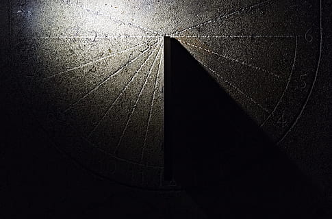 Sonnenuhr, Schatten, Stein, Uhr, Zeit, Schatten, Stein, Gnomon, Sonne, wählen, Stunde, Instrument, Technologie, Solar-, Messung, alt, uralt, retro, Jahrgang, Kreis, Zeiger, Hintergründe, abstrakt, dunkel, keine Leute, drinnen, die Architektur, Tag, gebaute Struktur, Sonnenlicht, Natur, Licht - natürliches Phänomen, texturiert, Muster, Wandbau - Funktion, High Angle View, gestalten, Wand, Geometrische Figur, Licht am Ende des Tunnels, 4K, CC0, gemeinfrei, lizenzfrei
