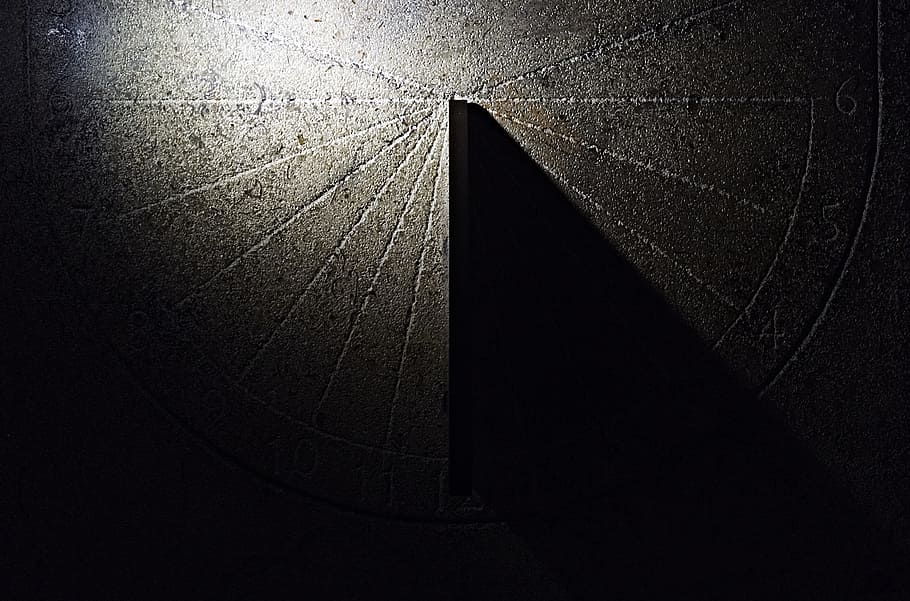 Sonnenuhr, Schatten, Stein, Uhr, Zeit, Schatten, Stein, Gnomon, Sonne, wählen, Stunde, Instrument, Technologie, Solar-, Messung, alt, uralt, retro, Jahrgang, Kreis, Zeiger, Hintergründe, abstrakt, dunkel, keine Leute, drinnen, die Architektur, Tag, gebaute Struktur, Sonnenlicht, Natur, Licht - natürliches Phänomen, texturiert, Muster, Wandbau - Funktion, High Angle View, gestalten, Wand, Geometrische Figur, Licht am Ende des Tunnels, 4K