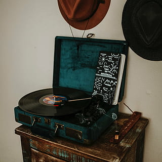 fonograaf, zijtafel, muur, hoeden, aantekeningen, notitieboekje, rook, houtskool, meubilair, muziek-, klanken, oud, lade, vinyl speler, vinyl, oubollig, draaischijf, retro gestileerd, record, technologie, binnenshuis, grammofoon, antiek, geen mensen, tafel, muur - bouwfunctie, analoog, fotografie thema's, detailopname, stilleven, geschiedenis, hoge hoekmening, kunst cultuur en entertainment, wijnoogst, elektrische apparatuur, 2K, CC0, publiek domein, royaltyvrij