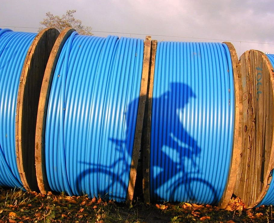 cables, bobina, ombra, motorista, núvol, blau, cap gent, dia, a l'aire lliure, cel, primer pla, naturalesa, terra, metall, ratlles, tèxtil, llum solar, patró, núvol - cel, ferro, platja, protecció, material de fusta, centrar-se en primer pla, ferro corrugat, indústria, 1080P