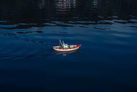 barco, modelo, agua, embarcação náutica, reflexão, beira-mar, modo de transporte, transporte, ninguém, natureza, ancorado, dia, ao ar livre, beleza na natureza, lago, tranquilidade, viagem, ondulado, azul, visão de alto ângulo, flutuando na água, inflável, barco a remo, 4K, CC0, domínio público, royalty free