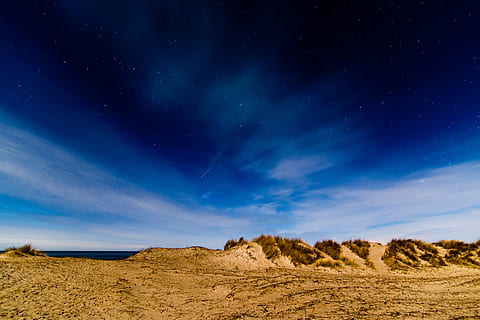 brunt bjerg, himmel, stjerne, strand, nat, plads, mørk, astronomi, blå, univers, kosmos, stjerneklar, konstellation, stjernelys, natur, landskab, scenics, sky - himmel, udendørs, ingen mennesker, skønhed i naturen, dag, miljø, jord, scenics - natur, stjerne - rum, ørken, sand, dramatisk himmel, rolig scene, horisont, ikke-urbane scene, halvtørre, klima, tørt klima, 5K, CC0, offentligt domæne, royaltyfrie