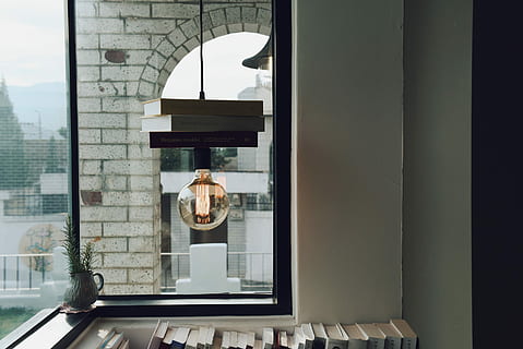 clar, lampă de pandantiv din sticlă, interior, alb, maro, beton, cameră, timpul zilei, pendant lampă, fereastră de sticlă, decor, ușoară, fereastră, carte, design interior, bec, agăţat, cărămidă, luminos, concept, antic, cafenea, transparent, sticlă - material, în interior, reflecţie, zi, arhitectură, nici o persoana, construită, tehnologie, oglindă, natură, mamifer, muzică, lumina soarelui, oraș, comunicare, animale tematice, 2K, CC0, domeniu public, fără drepturi de autor