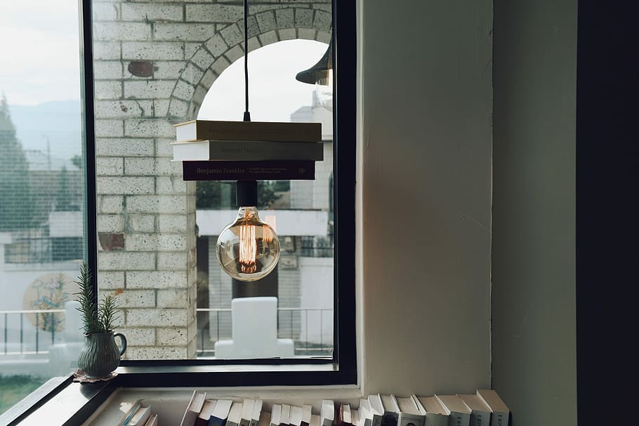 clar, lampă de pandantiv din sticlă, interior, alb, maro, beton, cameră, timpul zilei, pendant lampă, fereastră de sticlă, decor, ușoară, fereastră, carte, design interior, bec, agăţat, cărămidă, luminos, concept, antic, cafenea, transparent, sticlă - material, în interior, reflecţie, zi, arhitectură, nici o persoana, construită, tehnologie, oglindă, natură, mamifer, muzică, lumina soarelui, oraș, comunicare, animale tematice, 2K