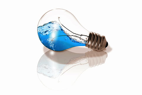 illustration d'ampoule, ampoule, eau, vague, composition, version, bleu, brillant, design lumineux, haute résolution, photoshop, fond blanc, fermer, personne, prise de vue en studio, coupé, objet unique, à l'intérieur, filament, verre - matériel, espace de copie, transparent, la créativité, couleur blanche, nature morte, réflexion, matériel d'éclairage, art et Artisanat, électricité, fortement éclairé, 5K, CC0, domaine public, libre de droits