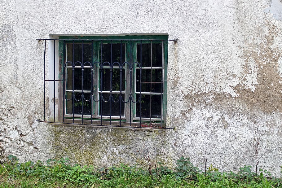vindue, gammel, rist, gitre, vinduesgitter, facade, bygning, væg, henfald, bygning udvendig, græs, hus, bygget struktur, arkitektur, murbygningsfunktion, ingen mennesker, dag, forvitret, udendørs, forladt, lukket, kørt ned, boligområde, gitter, beskadiget, glas - materiale, Stenmur, vinduesramme, beton, 4K