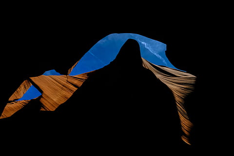 beige rockformation, Grand Canyon, himmel, kanjon, sten, naturlig, natur, silhuett, kontrast, ljus, mörk, minimal, mönster, abstrakt, landskap, antilop canyon, studio skott, en person, svart bakgrund, kopiera utrymme, inomhus, oigenkännlig person, blå, klar himmel, riktiga människor, närbild, berg, innehav, lågvinkelvy, fritidsaktivitet, dolda ansikte, direkt nedanför, 5K, CC0, offentligt domän, royaltyfria