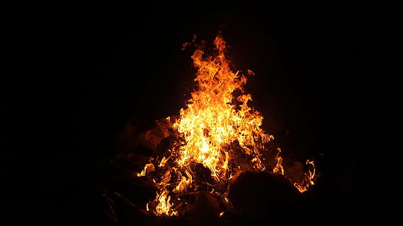 Feuer, Flamme, Verbrennung, feurig, lodern, brennbar, Inferno, brennen, Lagerfeuer, Leistung, lodernd, entzünden, Feuer - natürliches Phänomen, Hitze - Temperatur, Nacht-, Natur, keine Leute, glühend, orange Farbe, Log, Holz - Material, Camping, Bewegung, draußen, Holz, Brennholz, beleuchtet, 4K, CC0, gemeinfrei, lizenzfrei