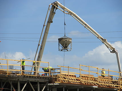 secchio di cemento grigio, costruzione, posto, cemento, gru, pompa, lavoratori, architettura, sviluppo, progresso, commerciale, persone, contraente, secchio, tubo flessibile, boccaglio, caposquadra, casco, progetto, costruire, costruttore, lavoro, industria, macchinario, cielo, gru - macchine edili, industria di costruzioni, metallo, Inquadratura dal basso, sito di costruzione, giorno, natura, macchine da cantiere, struttura costruita, all'aperto, nuvola - cielo, incompleto, nessuno, luce del sole, mezzi di trasporto, attrezzatura da costruzione, equipaggiamento industriale, 2K, CC0, dominio pubblico, privo di copyright