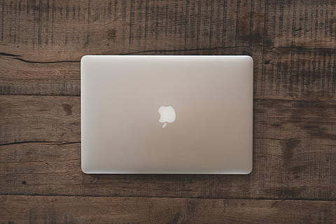 chiuso, macbook d'argento, tavolo, macbook, professionista, Marrone, superficie, computer, il computer portatile, scrivania, legna, dall'alto al basso, logo, sottosopra, Macbook Pro, Mela, tavolo di legno, legno - materiale, in casa, direttamente sopra, girato in studio, nessuno, semplicità, avvicinamento, copia spazio, connessione, Colore bianco, venatura del legno, vista dall'alto, a forma di cuore, amore, sfondo marrone, singolo oggetto, emozione, emozione positiva, bloc notes, 5K, CC0, dominio pubblico, privo di copyright