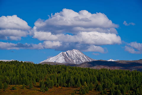 peisaj foto, Munte, cer, nori, peisaj, natură, zăpadă, varf de munte, nor, albastru, vară, vedere, călătorie, peisaje, turism, parc, frumos, pădure, fundal, pitorescul, în aer liber, drumeții, verde, munții altai, Siberia, înălţime, zapada, scenice - natura, nor - cer, frumusețe în natură, plantă, mediu inconjurator, copac, scenă non-urbană, o scenă liniștită, teren, vulcan, liniște, nici o persoana, destinații de călătorie, geologie, un munte acoperit de zăpadă, 5K, CC0, domeniu public, fără drepturi de autor