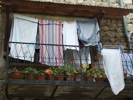 var, tørring, linje, hængende, arkitektur, bygning udvendig, bygget struktur, tøj, tekstil, ingen mennesker, vindue, vasketøj, tørresnoren, bygning, dag, potteplante, hus, til salg, lav vinkel visning, udendørs, natur, plante, 2K, CC0, offentligt domæne, royaltyfrie