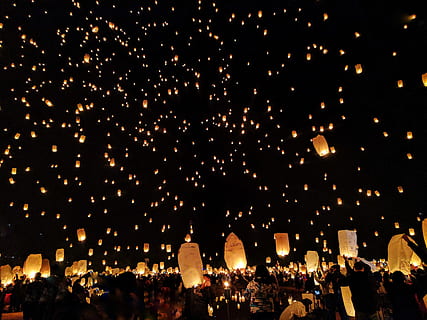 lanterna de papel, período noturno, Sombrio, noite, fogo, lanterna, céu, celebração, festa, festival, pessoas, multidão, iluminado, grupo de pessoas, grande grupo de pessoas, festival tradicional, pessoas reais, evento, ardente, equipamento de iluminação, mulheres, natureza, arquitetura, religião, chama, ao ar livre, fogo de artifício, queima de fogos, 4K, CC0, domínio público, royalty free