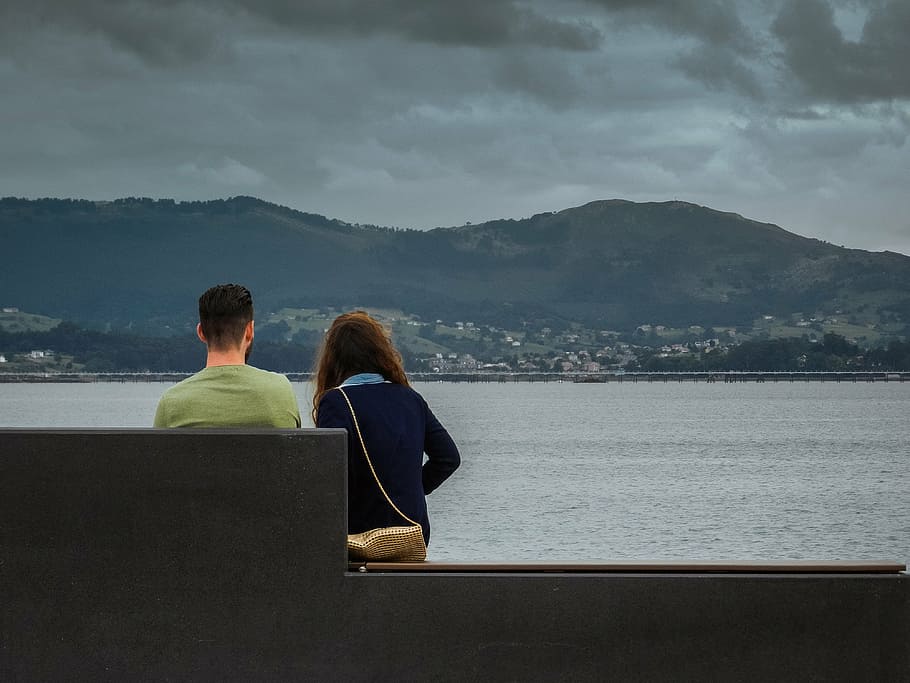 núvols, muntanya, confidències, posta de sol, mar, assegut, mirar, mar tranquil, punt de vista, paisatge, cel, dues persones, aigua, parella - relació, adult, unió, vista del darrere, dones, homes, núvol - cel, parella heterosexual, naturalesa, gent, activitat d'oci, relaxació, amor, emoció, emoció positiva, mirant la vista, a l'aire lliure, 4K