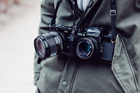 Person, zwei, schwarz, DSLR-Kameras, schwarze Kamera, Kamera, Linse, Gurt, Fotograf, Kamera - Fotoausrüstung, Fotografie-Themen, Technologie, eine Person, Fokus auf den Vordergrund, Vorderansicht, Erwachsene, Männer, Mittelteil, Kleidung, Fotoausrüstung, Objektiv - optisches Instrument, Besetzung, Aktivität, Fotografieren, Nahansicht, Stehen, Spiegelreflexkamera, Digitalkamera, Leder, 4K, CC0, gemeinfrei, lizenzfrei