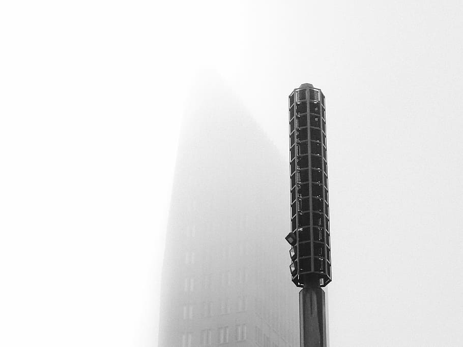 potsdamer platz, eina de mà negra, pol, torre, edifici, núvol, boira, exterior de l'edifici, estructura construïda, arquitectura, gratacels, exterior d’edifici d’oficines, alta - alta, cap gent, vista d’angle baix, cel clar, cel, ciutat, modern, dia, còpia espai, naturalesa, oficina, a l'aire lliure, 5K