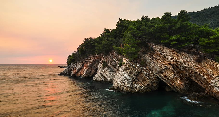 Brun, rock formation, legeme, vand, grøn, træer, bakketop, solnedgang, klippe, klint, træ, ocean solnedgang, stenet strandlinje, solopgang, kystlinjen, kyst, kysten, hav, middelhavet, havet, ocean, sø, scenics - natur, skønhed i naturen, himmel, ro, natur, rolig scene, jord, rock-objekt, strand, solid, idyllisk, ingen mennesker, sky - himmel, rejsemål, udendørs, horisont over vand, sol, 1080P