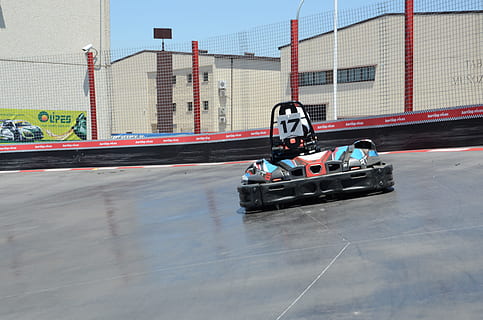 karting, circuit, motor, transport, arquitectura, exterior de l'edifici, manera de transport, estructura construïda, dia, persones reals, naturalesa, a l'aire lliure, seguretat, esport, homes, moviment, llum solar, protecció, edifici, ciutat, en moviment, gent, 4K, CC0, domini públic, lliure de regalies