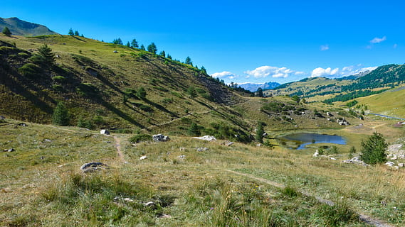 cale, Munte, peisaj, drumeții, lac, cer, albastru, nor, deal, vară, copac, vedere, călătorie, prerie, luncă, Alpi, plantă, iarbă, scenice - natura, frumusețe în natură, liniște, mediu inconjurator, natură, o scenă liniștită, de munte, teren, nici o persoana, zi, scenă non-urbană, Culoarea verde, camp, în aer liber, 5K, CC0, domeniu public, fără drepturi de autor