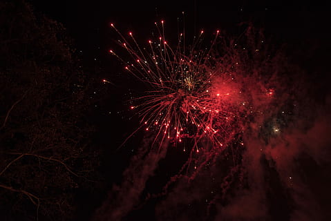kembang api merah, fotografi sudut rendah, merah, kembang api, percikan, flash, gelap, malam, perayaan, pertunjukan kembang api, diterangi, gerakan, meledak, peristiwa, budaya seni dan hiburan, langit, bersinar, tidak ada orang, alam, paparan panjang, objek buatan kembang api, gerakan kabur, tampilan sudut rendah, bunga api, di luar rumah, eksplosif, malam tahun baru, bintang - ruang, latar belakang hitam, 5K, CC0, domain publik, bebas royalti