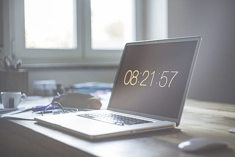 negro, ordenador portátil, 08:21:57, cuaderno, computadora, Mac, manzana, macBook Air, mínimo, minialistisch, trabajo, teclado, auriculares, tecnología, reflejo, oficina, lugar de trabajo, oficina en casa, estilo, inconformista, café, vaso, bolígrafo, marcador, Nota, reunión, cable, memoria, ext, estuches de lápices, conexión, USB, apoyo, corriente, lan, comunicación, tecnología inalámbrica, adentro, mesa, ventana, día, negocio, nadie, Internet, texto, mueble, Red de computadoras, interior de la casa, de cerca, escritura occidental, mensaje, 5K, CC0, dominio público, libre de derechos
