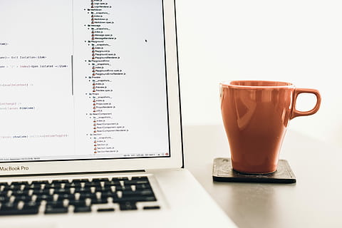tourné, macbook, pro, marron, céramique, agresser, table, portable, ordinateur, La technologie, tasse, écran, codage, la programmation, webstorm, scénario, javascript, Macbook Pro, Mac, travail, boisson, Nourriture et boisson, Technologie sans fil, rafraîchissement, la communication, lien, tasse à café, personne, café - boisson, à l'intérieur, café, équipement informatique, affaires, fermer, boisson chaude, clavier, tasse à thé, 5K, CC0, domaine public, libre de droits