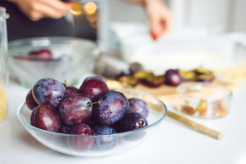 Schüssel, rot, Trauben, Weiß, Tischplatte, Trauben auf Schüssel, Backen, Pflaumenkuchen, Pflaume, Obst, Küche, Lebensmittel, Frische, menschliche Hand, gesundes Essen, Menschen, Erwachsene, Essen und Trinken, Frau, Tabelle, drinnen, Haushaltsküche, Kochen, Nahansicht, kaukasischer Abstammung, Gourmet, eine Person, selektiver Fokus, Wohlbefinden, menschliches Körperteil, gesunder Lebensstil, Fokus auf den Vordergrund, Vorbereitung, Hand, Küchenutensilien, Lebensstile, Essen vorbereiten, 5K, CC0, gemeinfrei, lizenzfrei
