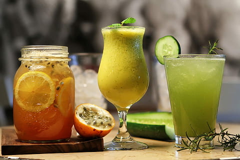 dricksglas, fylld, grön, flytande, Fruktdryck, kall, is, citron-, färsk, frukt, dryck, sommar, mynta, glas, förfriskning, alkohol, kalk, mat och dryck, friskhet, citrusfrukt, hushållsutrustning, äta nyttigt, mat, kall temperatur, cocktail, tabell, fortfarande liv, fokusera på förgrunden, närbild, skiva, inget folk, isbit, ört, garnering, mint blad - kulinariska, 1080P, CC0, offentligt domän, royaltyfria