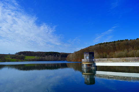 paisatge, naturalesa, cel, aigua, núvols, presa, la llum del dia, bosc, idíl·lic, llac, oci, duplicació, a l'aire lliure, reflexió, embassament, escènic, estiu, viatjar, arbres, blau, cap gent, dia, arbre, escenics - natura, tranquil·litat, núvol - cel, escena tranquil·la, estructura construïda, planta, arquitectura, bellesa a la natura, escena no urbana, 5K, CC0, domini públic, lliure de regalies