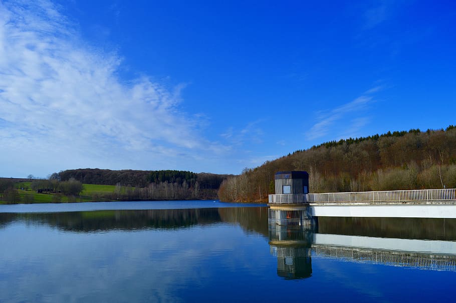 paisatge, naturalesa, cel, aigua, núvols, presa, la llum del dia, bosc, idíl·lic, llac, oci, duplicació, a l'aire lliure, reflexió, embassament, escènic, estiu, viatjar, arbres, blau, cap gent, dia, arbre, escenics - natura, tranquil·litat, núvol - cel, escena tranquil·la, estructura construïda, planta, arquitectura, bellesa a la natura, escena no urbana, 5K