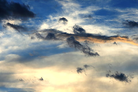 ciel, bleu, des nuages, coucher, embrasé, lumière, nuage - ciel, paysages - nature, beauté dans la nature, ciel dramatique, tranquillité, cloudscape, la nature, personne, scène tranquille, le coucher du soleil, ciel maussade, environnement, arrière-plans, idyllique, faible angle de vue, en plein air, lumière du soleil, admiration, météorologie, vent, foncé, de mauvais augure, 4K, CC0, domaine public, libre de droits