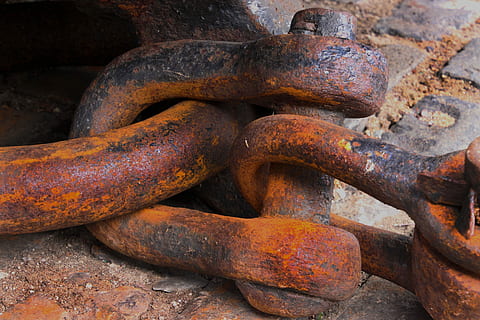 grilló, cadena, connexió, d grilló, rovellat, metall, acer, ferro, força, seguretat, vell, enllaç, industrial, pesat, textura, marró, metàl·lic, fort, connectar, àncora, construcció, aspre, material, retro, vintage, dur, indústria, disseny, cap gent, menjar i beguda, dia, a l'aire lliure, salsitxa, primer pla, deteriorament, declivi, resistent, aixafar, vista d’angle alt, abandonat, espatllat, obsoleta, marc complet, natura morta, centrar-se en primer pla, roda, 5K, CC0, domini públic, lliure de regalies