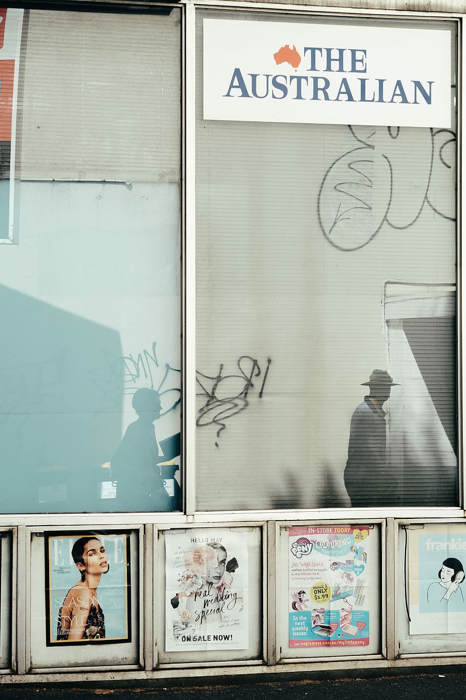 mehrere, Wanddekore anzeigen, australisch, beschriftet, Fenster, Zeichen, Reflexion, Schatten, Graffiti, Text, Darstellung, menschliche Darstellung, Kommunikation, Kreativität, Kunst und Handwerk, Wandbau - Funktion, westliche Schrift, die Architektur, weibliche Ähnlichkeit, echte Menschen, gebaute Struktur, Menschen, Tag, männliche Ähnlichkeit, Skript, Wandgemälde, 5K