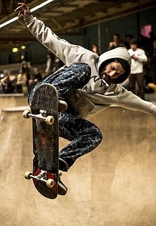 mand, ridning, skateboard, ollie trick, grå, hættetrøje, mand i grå, herrer, mennesker, en person, hanner, sport, ung voksen, muskuløs bygge, udendørs, ekstrem sport, voksen, livsstil, handling, urban scene, kun en mand, styrke, byliv, skateboarding, fuld længde, kun voksne, hoppe, kun mænd, rigtige mennesker, fokus på forgrunden, afslappet tøj, nydelse, fritidsaktivitet, Midt i luften, tilfældige mennesker, unge mænd, stunt, dygtighed, vitalitet, indendørs, menneskelige arm, arme hævet, 5K, CC0, offentligt domæne, royaltyfrie