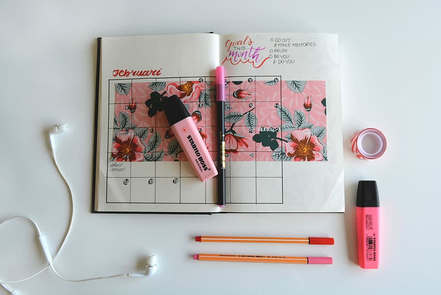 kalender notesbog, highlighter penne, to, rød, lyserød, overstregningstuscher, hvid, overflade, kalender, dagbog, notesbog, blomster, indendørs, direkte over, kreativitet, stilleben, ingen mennesker, blyant, papir, tape, studio skud, tekst, høj vinkel visning, bord, tæt på, saks, farveblyant, pen, Bestil, skriveinstrument, offentliggørelse, fest, 2K