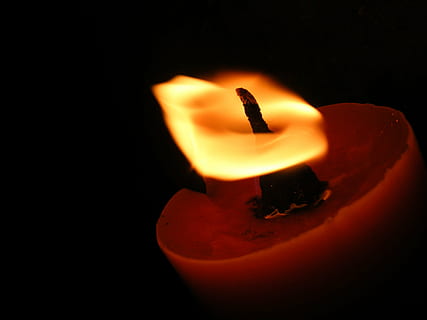 vela, esperança, leve, chama, fogo - fenômeno natural, ardente, religião, noite, espiritualidade, brilhando, calor - temperatura, Sombrio, fogo, fechar-se, cor laranja, dentro de casa, fundo preto, natureza, único objeto, ninguém, iluminado, tiro do estúdio, copie o espaço, equipamento de iluminação, inflamando, luminosidade, 2K, CC0, domínio público, royalty free