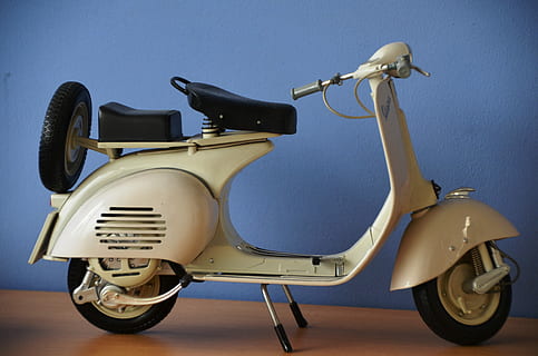 Vespa, Modell-, Roller, Oldtimer, klassisch, Italien, Seitenansicht, keine Leute, Tag, draußen, Nahansicht, Jazz Musik, drinnen, Transport, Technologie, Transportmittel, Wandbau - Funktion, einzelnes Objekt, Blau, stationär, Flugzeug, Studioaufnahme, Luftfahrzeug, Stillleben, farbiger Hintergrund, Bildung, Metall, Gelb, Blauer Hintergrund, 4K, CC0, gemeinfrei, lizenzfrei