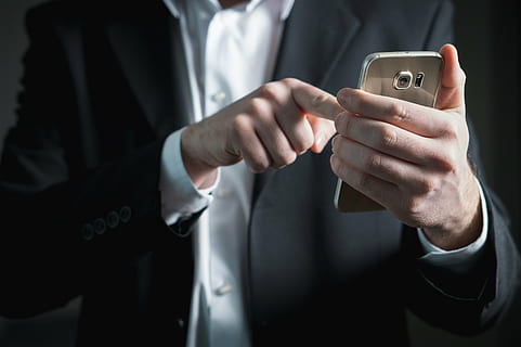 pria, memegang, platinum samsung galaxy, s6, jari, smartphone, layar, mendesak, pengusaha, telepon, telepon genggam, sibuk, pemasaran, perusahaan, hitam, sesuai, berhasil, tangan, bisnis, berkelas, teknologi, media sosial, penjual, komunikasi, pesan, ada apa, kurir, e-mail, penulisan, agen real estat, teknologi nirkabel, perangkat informasi portabel, bagian tengah tubuh, koneksi, ponsel pintar, tangan manusia, hanya untuk orang dewasa, laki-laki, berpakaian bagus, dewasa, bagian tubuh manusia, menggunakan telepon, pernikahan, 4K, CC0, domain publik, bebas royalti