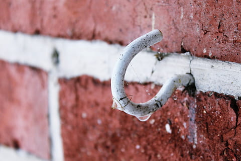 krog, væg, mursten, gammel, tæt, murværk, smuds, hauswand, Stenmur, sten-, hjem, terrakotta, struktur, rød, murstens væg, bygning, lurvet, husmur, facade, forvitret, klinker, dryppe, regndråbe, våd, tæt på, metal, murbygningsfunktion, ingen mennesker, arkitektur, bygget struktur, dag, tekstureret, rusten, udendørs, fokus på forgrunden, selektiv fokusering, bygning udvendig, 1080P, CC0, offentligt domæne, royaltyfrie