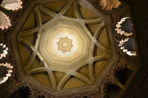 Decke, die Architektur, Arabisch, Saragossa, gebaute Struktur, Anbetungsstätte, drinnen, Gebäude, Religion, Glauben, Kunst und Handwerk, Geschichte, die Vergangenheit, Reiseziele, Spiritualität, keine Leute, Flachwinkelansicht, Kunst, aufwendig, direkt darunter, Glas, Architektur und Kunst, 4K, CC0, gemeinfrei, lizenzfrei