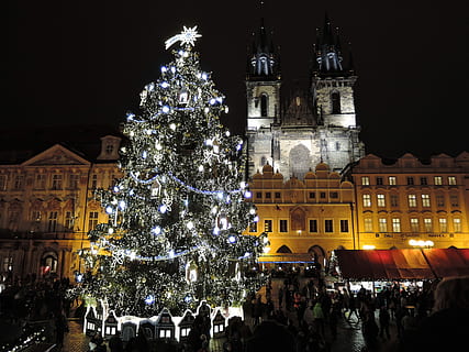 illuminato, cattedrale anteriore, praga, albero di Natale, Natale, albero, ornamento, decorazione, piazza della città vecchia, la tradizione di, case, Chiesa, tempio, mercati, luce, buio, notte, illuminazione, abete rosso, decorazione natalizia, esterno dell'edificio, architettura, struttura costruita, celebrazione, vacanza, evento di celebrazione, luci di Natale, città, grande gruppo di persone, folla, religione, gruppo di persone, ornamento di Natale, 4K, CC0, dominio pubblico, privo di copyright