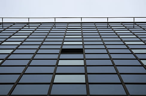 fotografía de paisaje, edificio de espejos, ventana de vidrio, gris, edificio, ventana, línea, estructura, abierto, arquitectura, edificio de oficinas, rascacielos, moderno, exterior del edificio, estructura construida, escena urbana, material de vidrio, reflexión, negocio, arquitectura y edificios, fachada, ciudad, distrito centro, cielo, modelo, panel solar, energía solar, antecedentes, vista de ángulo bajo, edificio de oficinas exterior, cielo limpio, oficina, nadie, naturaleza, forma, repetición, al aire libre, día, 5K, CC0, dominio público, libre de derechos